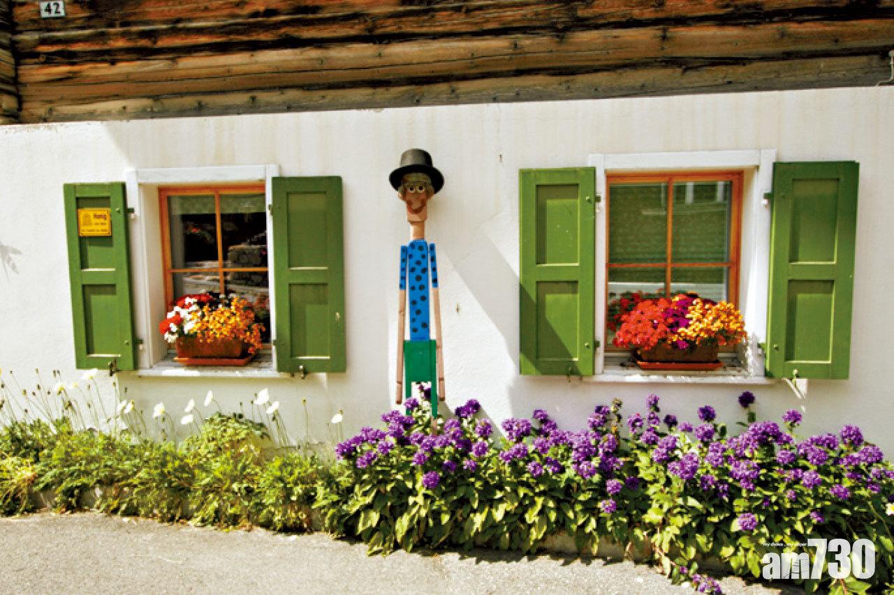 瑞士山村屋外牆的裝飾趣緻可愛。