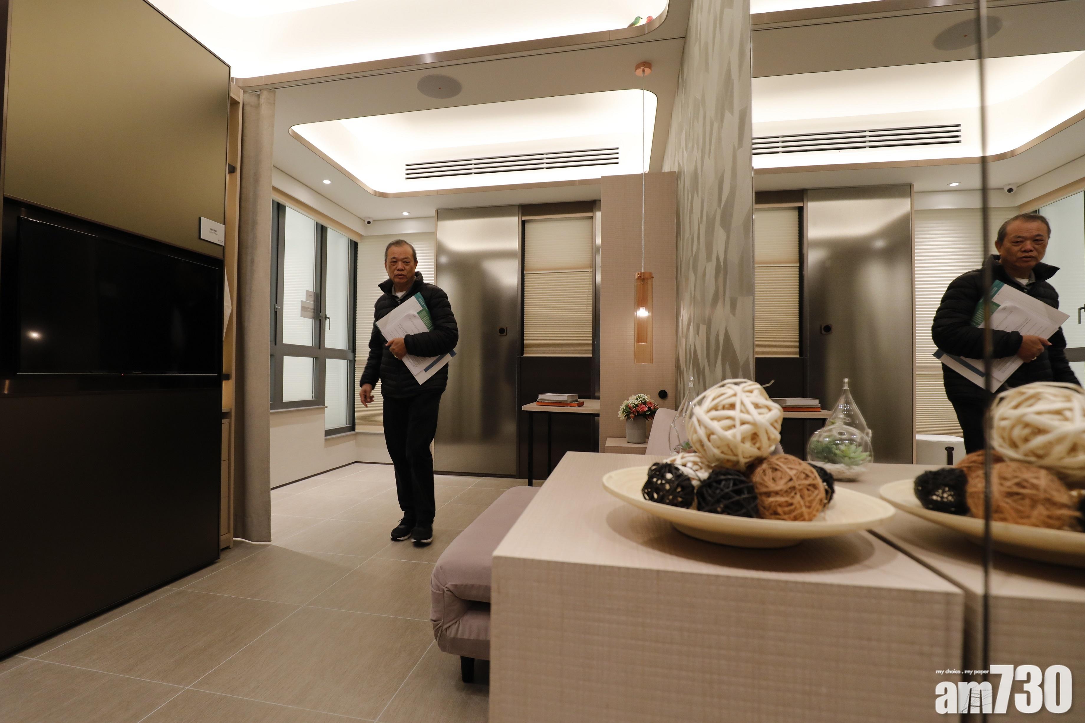 市民參觀煥然懿居示範單位。(資料圖片)