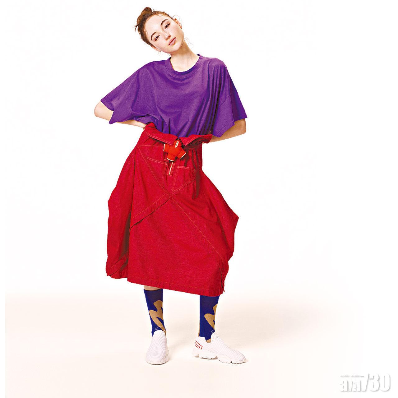 紫色oversized tee 未定價
黑色skirt 價格待定
橙色飛鏢形狀裝飾 $399
白色sneaker $1,999