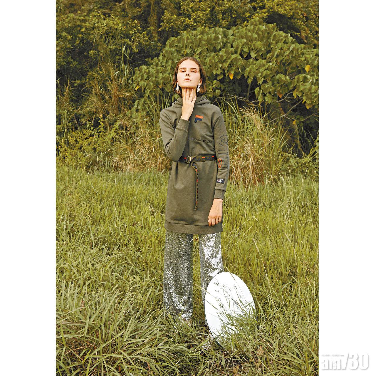 墨綠色束腰連身hoodie $1,280