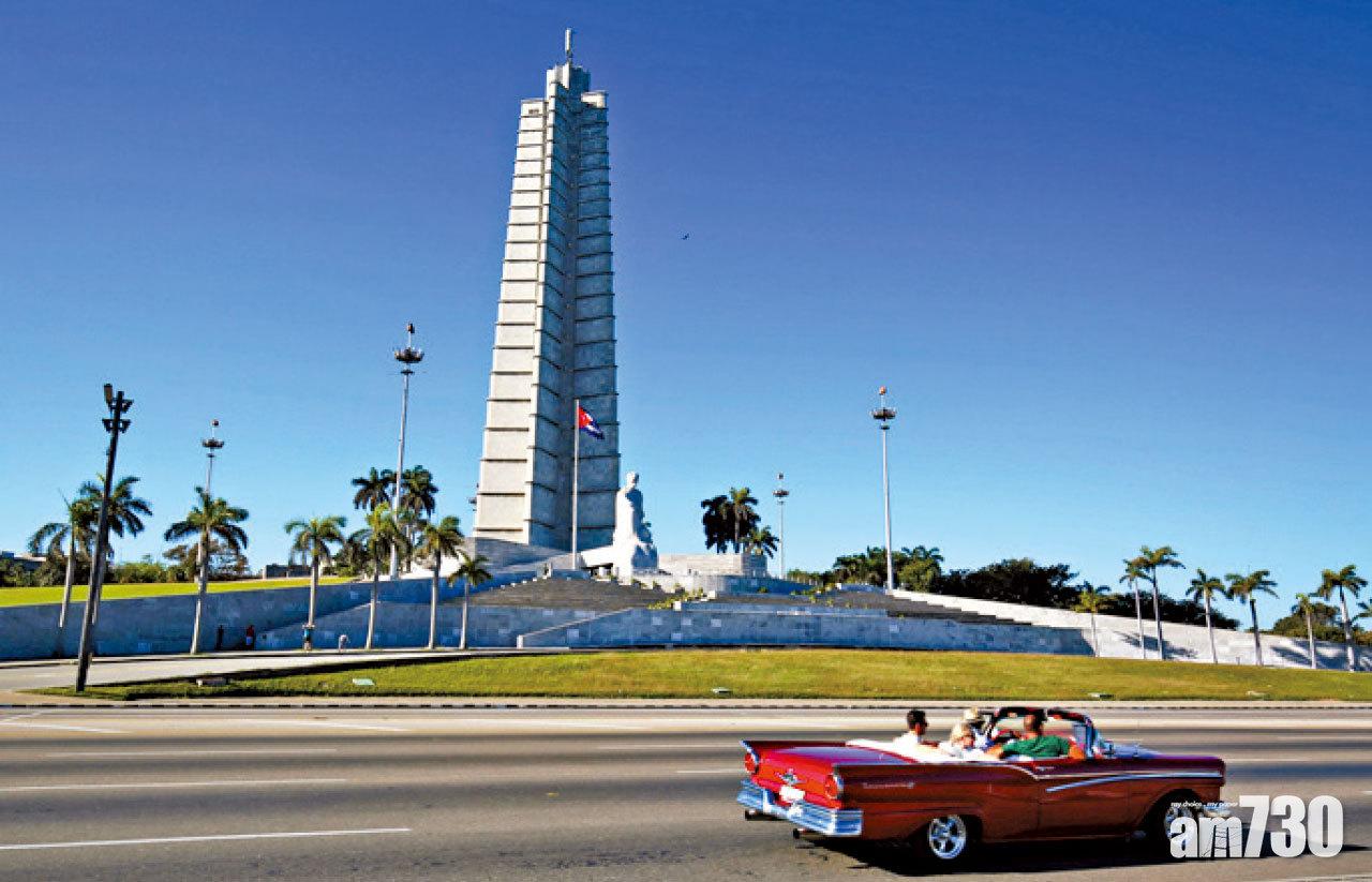 革命廣場上的何塞馬蒂紀念碑。