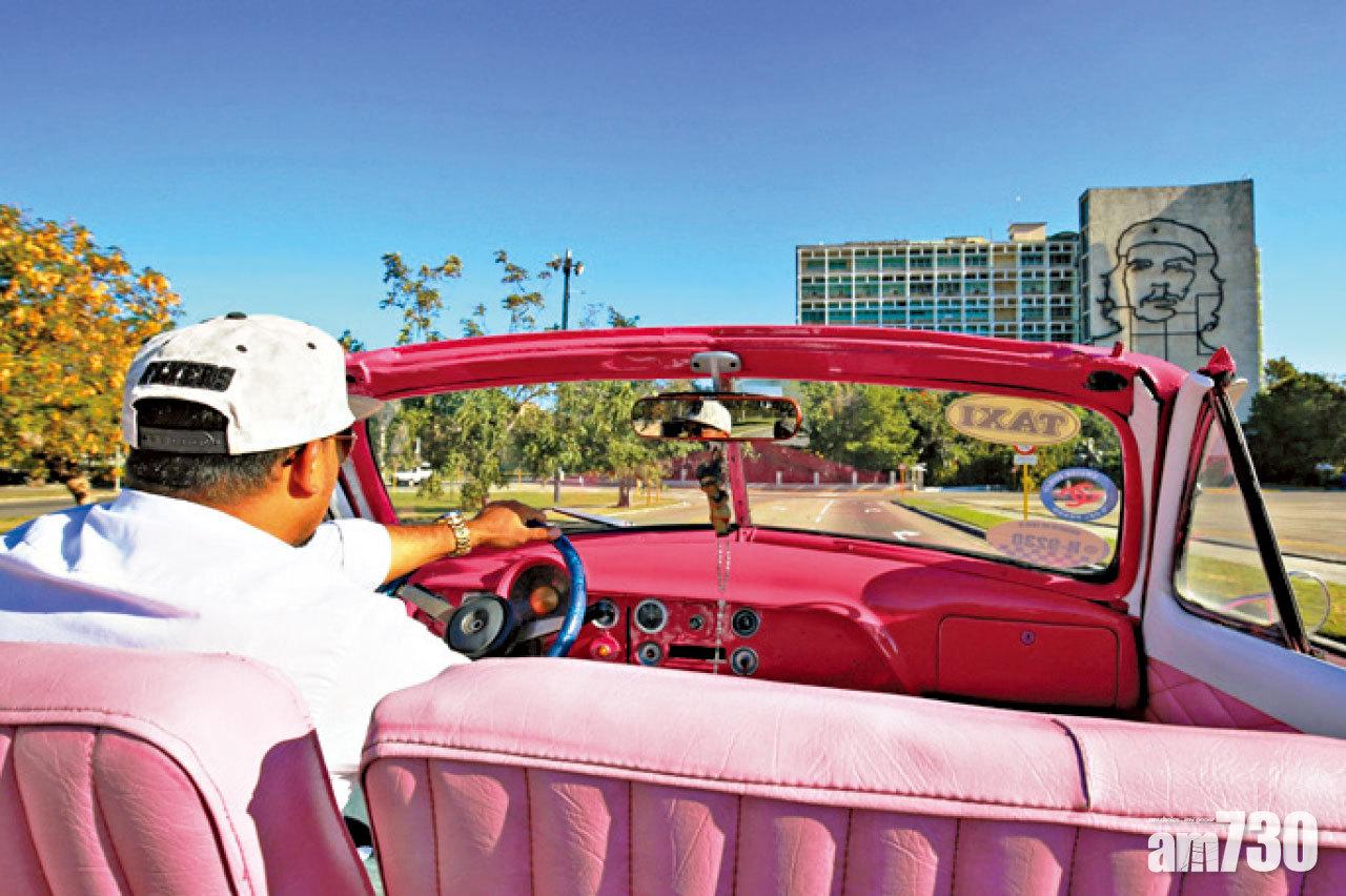 巨型鑄鐵哲古華拉畫像,具代表性。