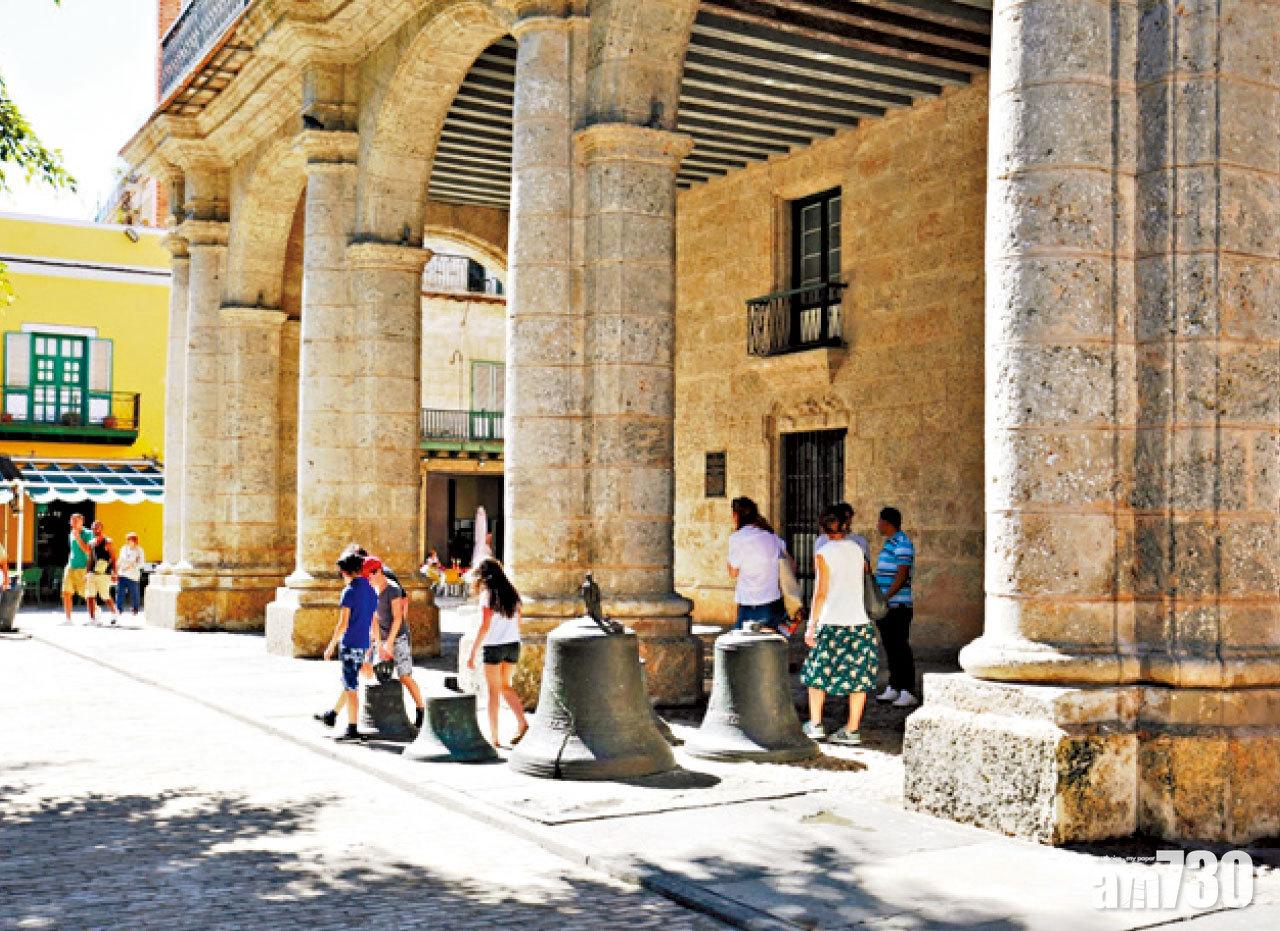 走進了軍事廣場。