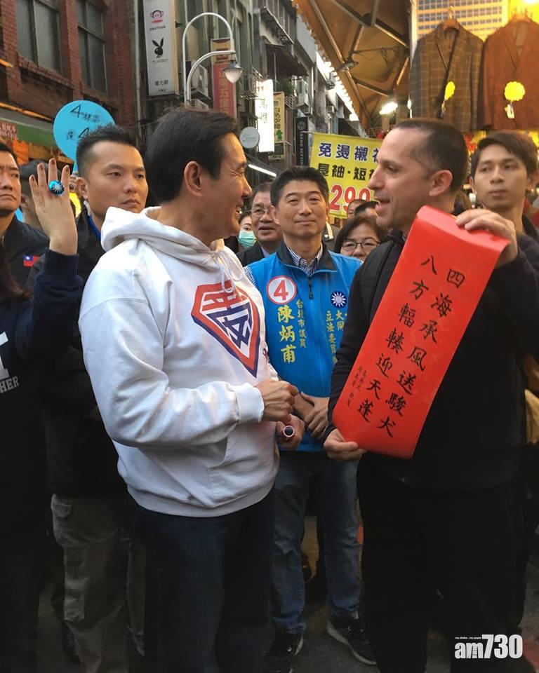 馬英九日前落區送春聯。(馬英九Facebook)
