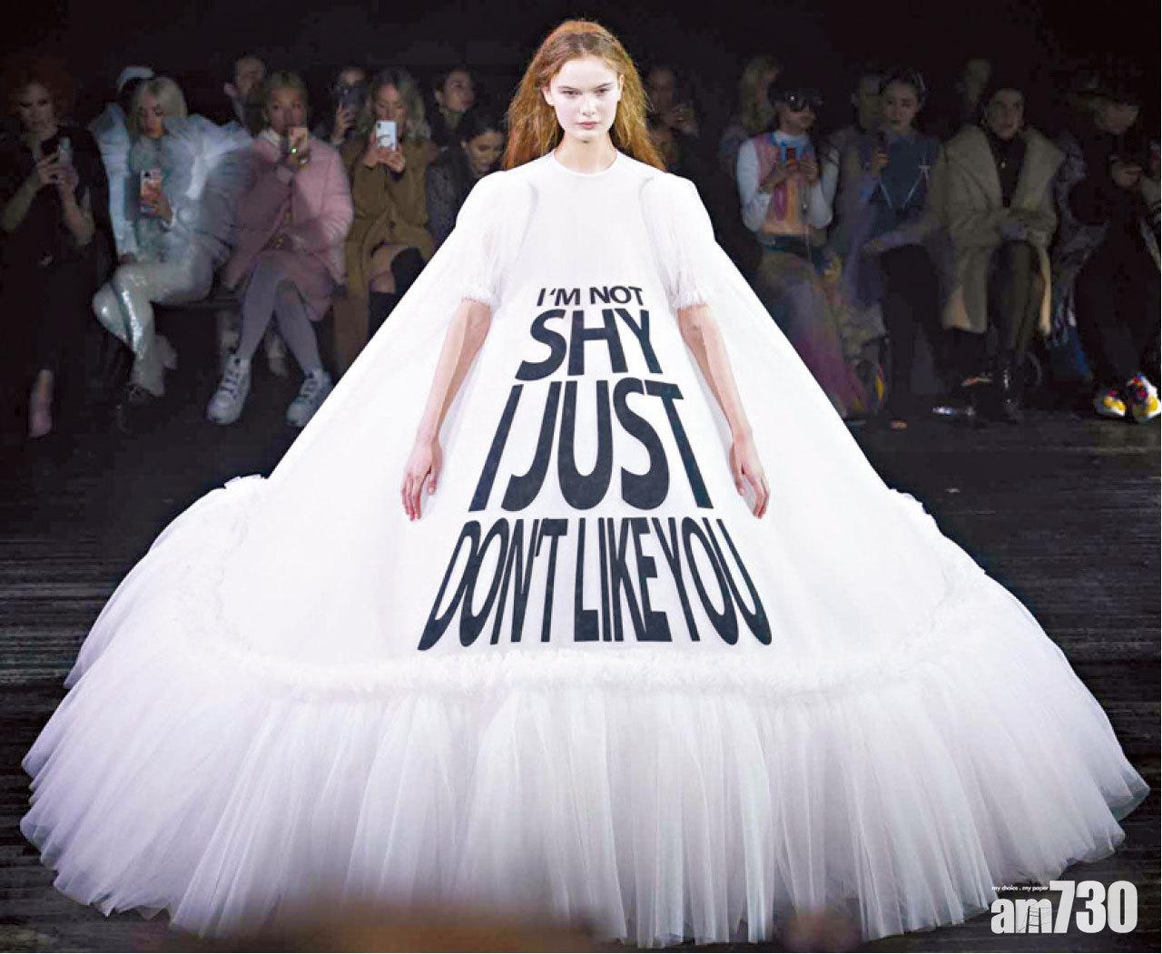 「I’m not shy I just don’t like you」、「No Photo Pleases」完全是digital世代的語言。