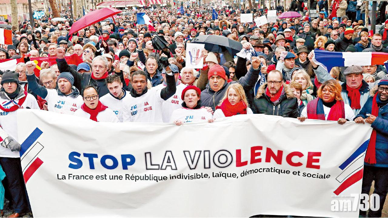 遊行隊伍展示「停止暴力」標語。(路透社、美聯社、互聯網)