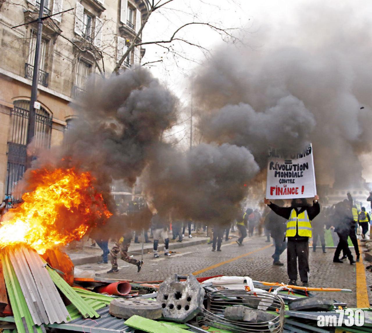 黃背心上周六在巴黎街頭縱火。