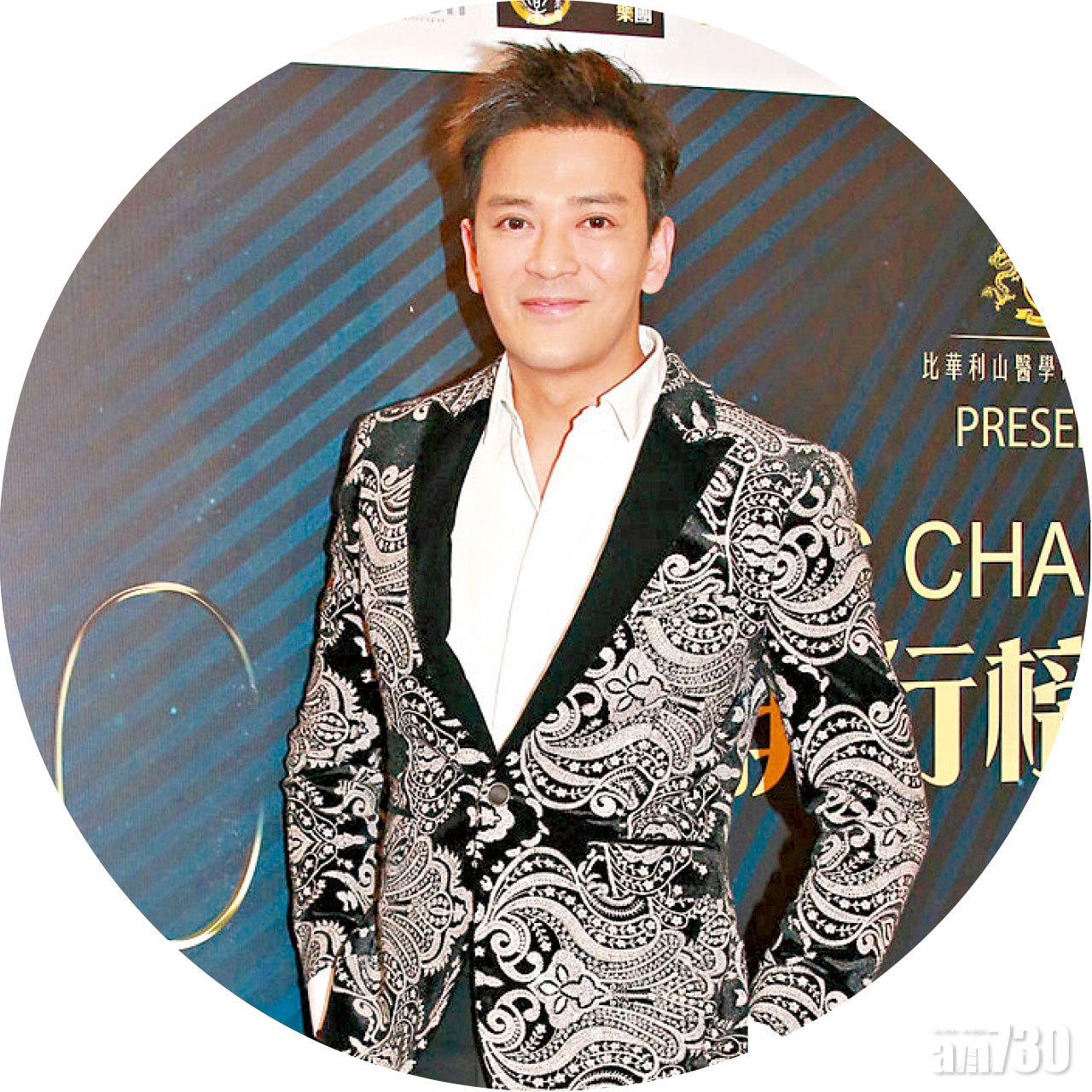 在國內發展多年的陳曉東,一身黑銀織錦套裝,衣著風格貼近同胞們的品味。