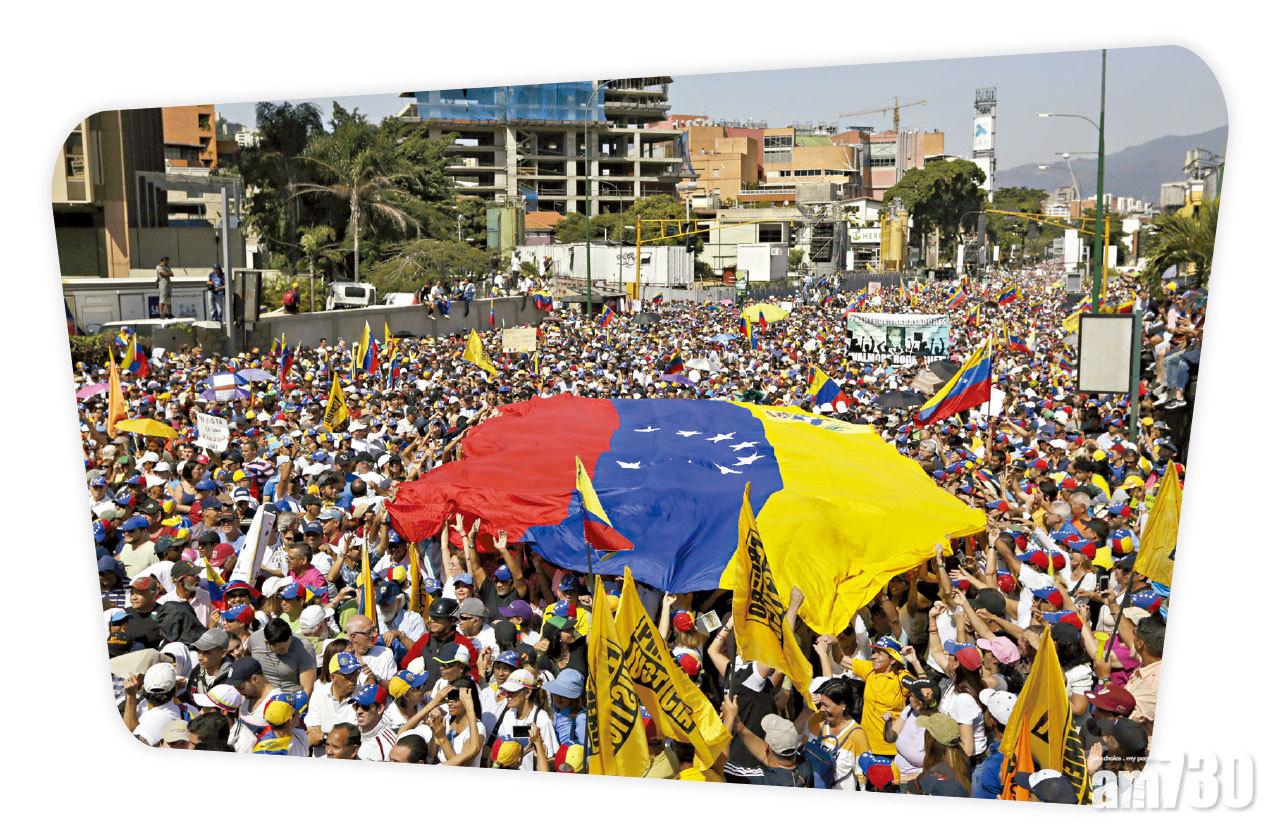 卡拉卡斯過萬民眾遊行促馬杜羅下台。(美聯社、互聯網)
