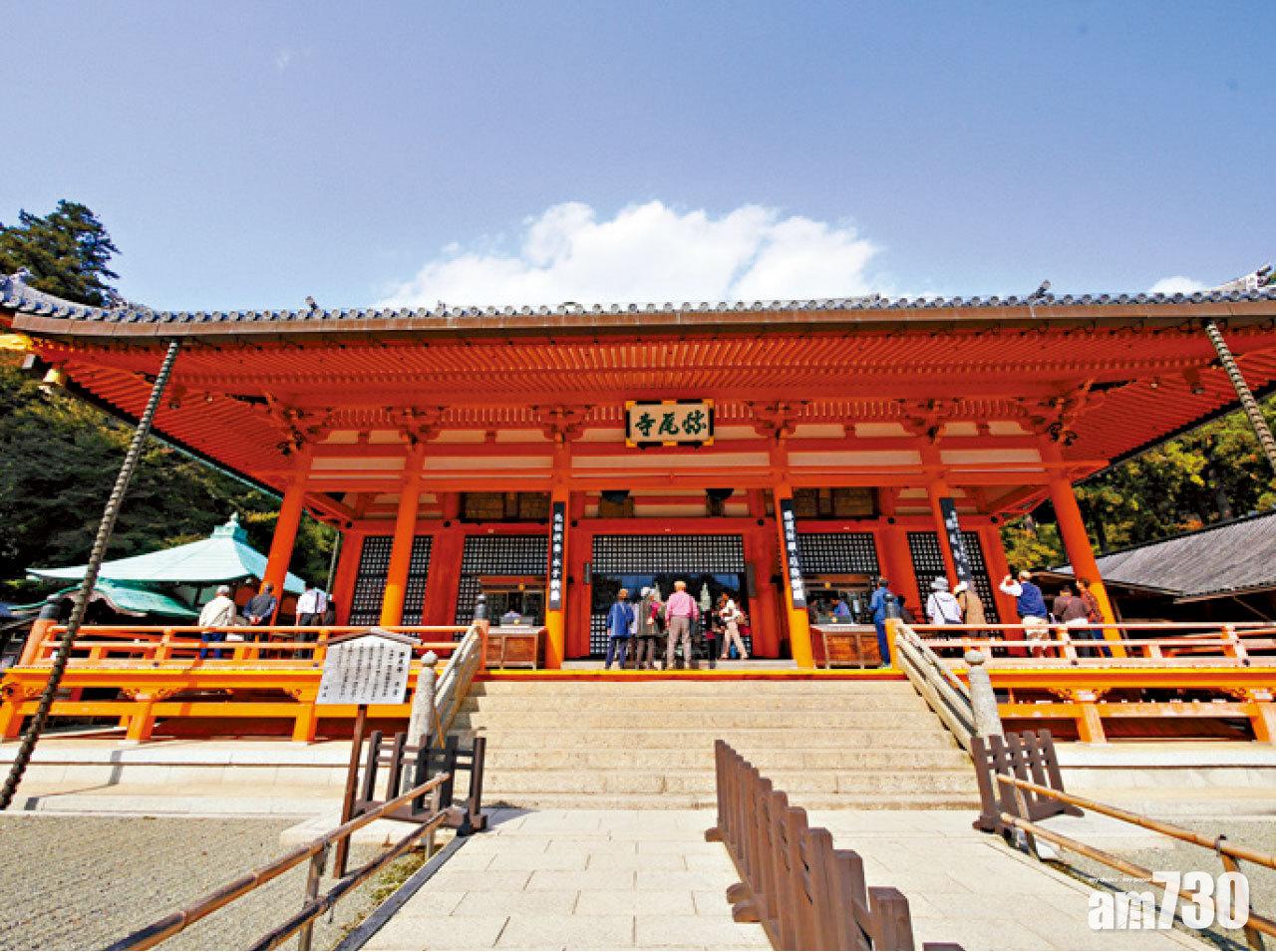 本堂內供奉「十一面千手觀音菩薩」,珠紅色的建築極搶眼。