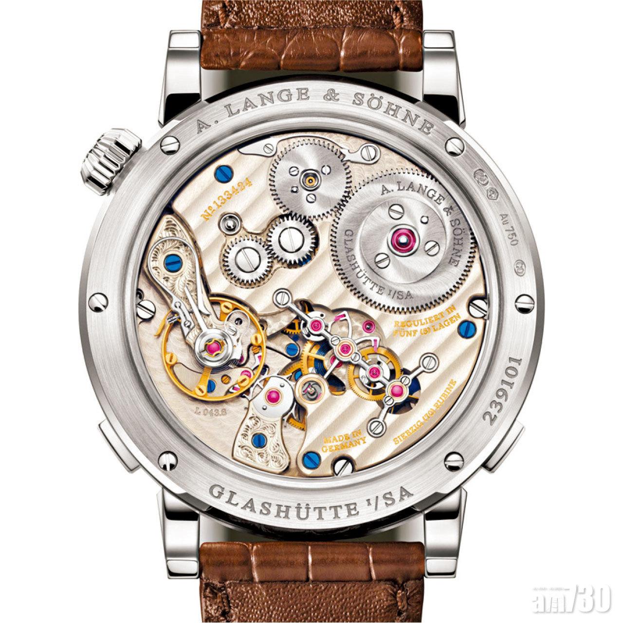 1. 全新的機芯加入了日期顯示和左右調教按鈕。