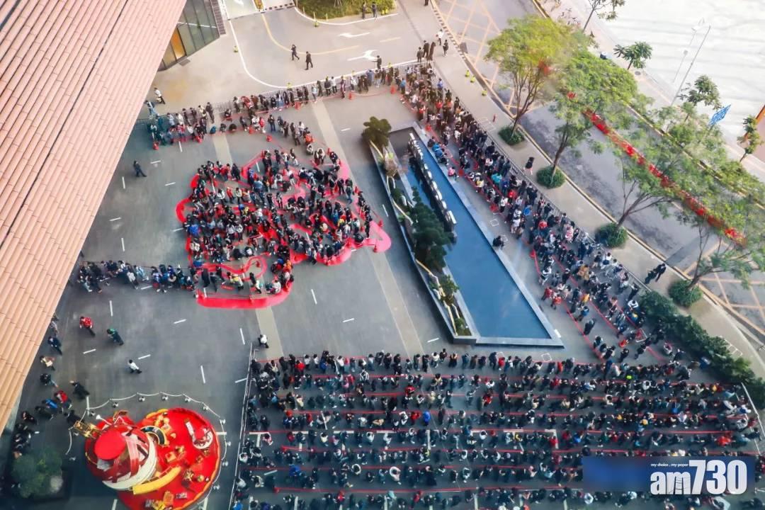 排隊拎開工利是的人龍排到出公司外。中間還排了個「福」字。(騰信微信)