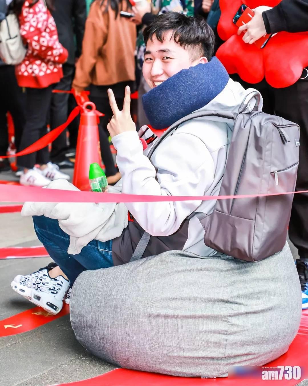 有員工自備「排隊神器」。(騰信微信)