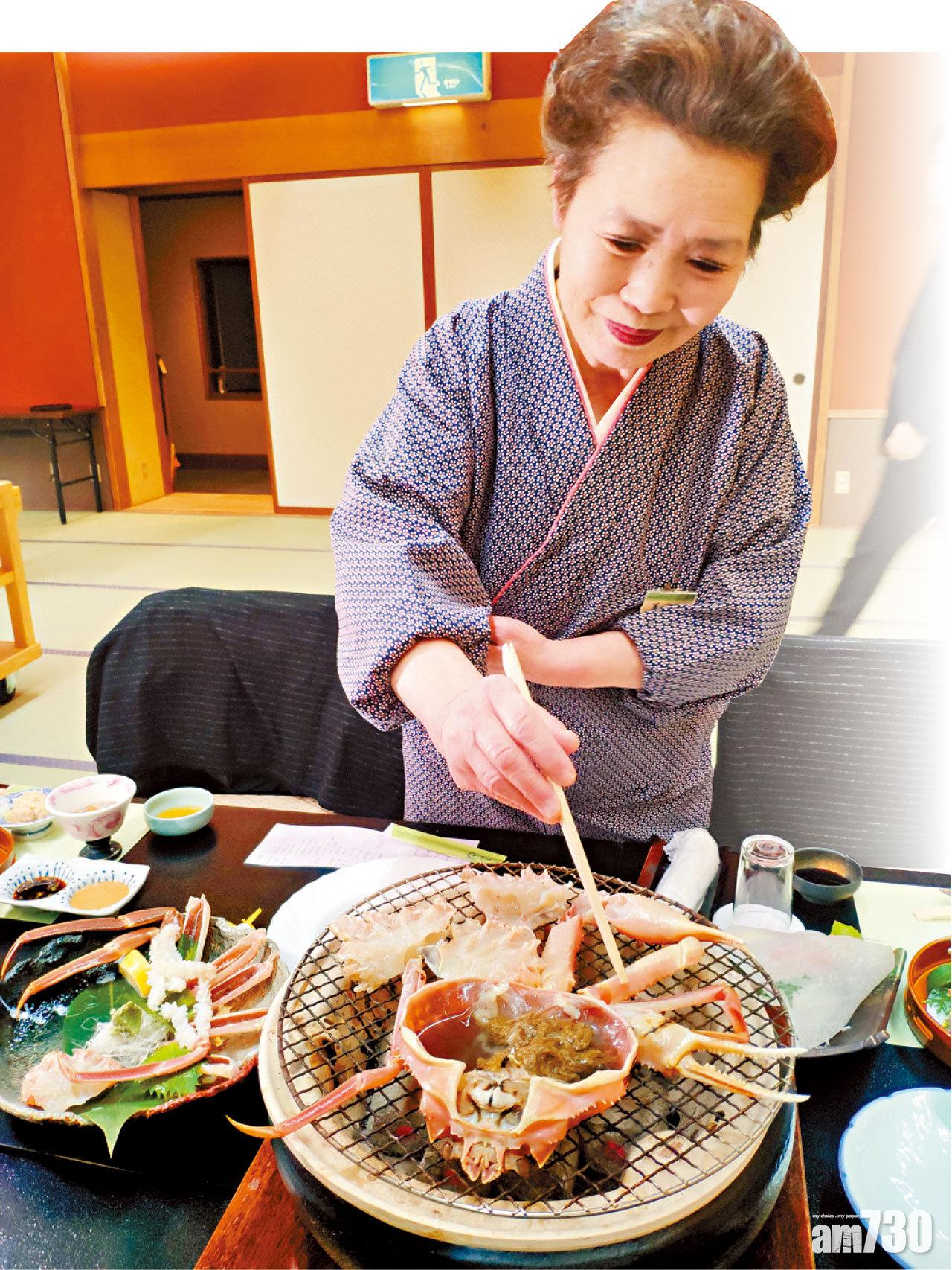 越前蟹乃高級料理,來到灰屋享用,自然會有經驗豐富的女侍應幫忙燒烤。