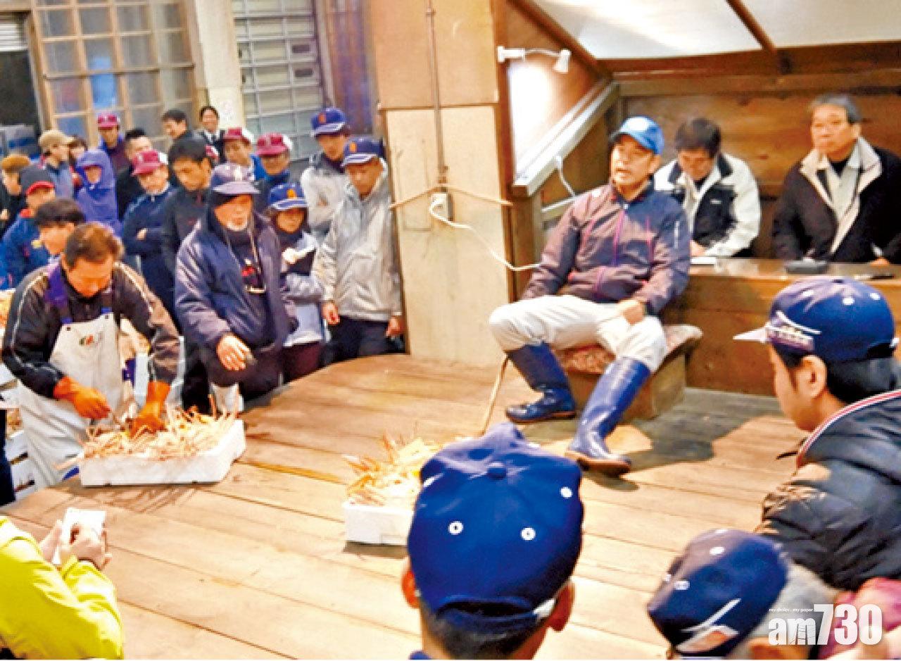 在三國港內,拍賣情況儼如歌唱一樣,看得大家拍案叫絕。