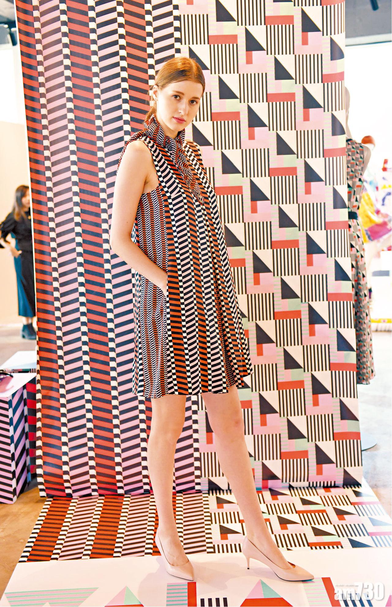 Sana K:
幾何圖案雪紡dress $4,580;
幾何圖案雪紡scarf $2,480;
粉紅色皮革high heels $980