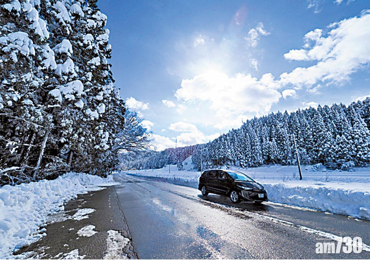 立山標高海拔3,000米以上,中午陽光灑落,雪景更迷人。
