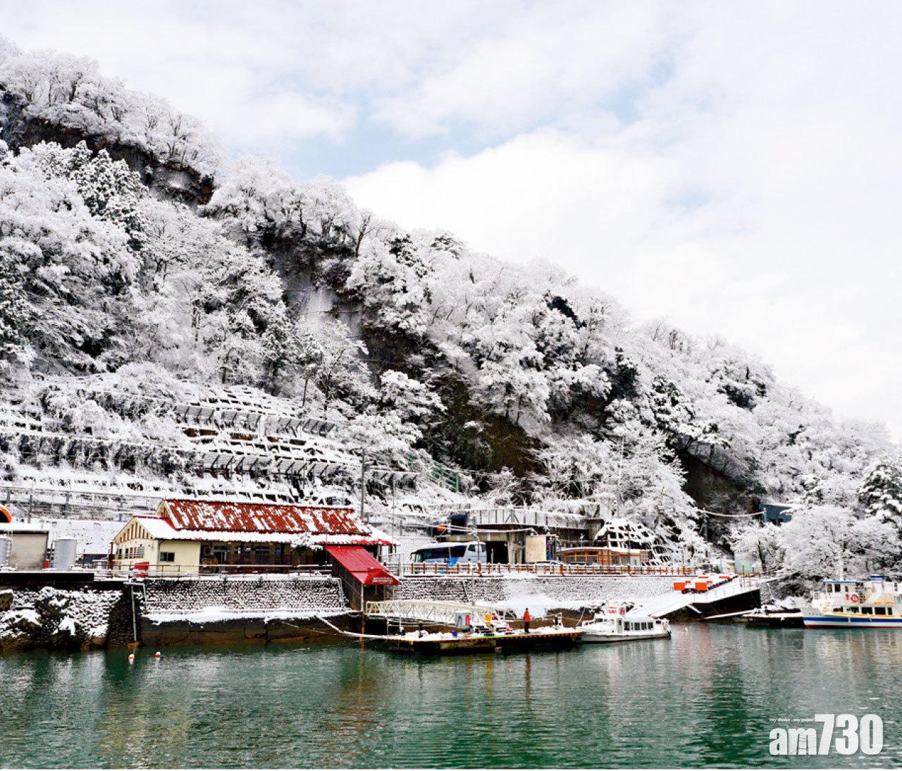 庄川峽遊覽船航程約30分鐘,每天兩班,船票¥1,000。