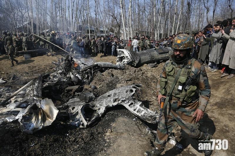 其中一架被巴基斯坦擊落的戰機,跌落印控克什米爾。(美聯社)