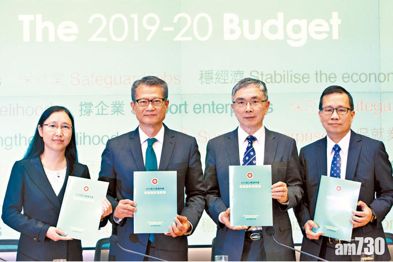 陳茂波(左二)指出,預算案中的一次性措施,金額並不小。(蘇文傑攝)