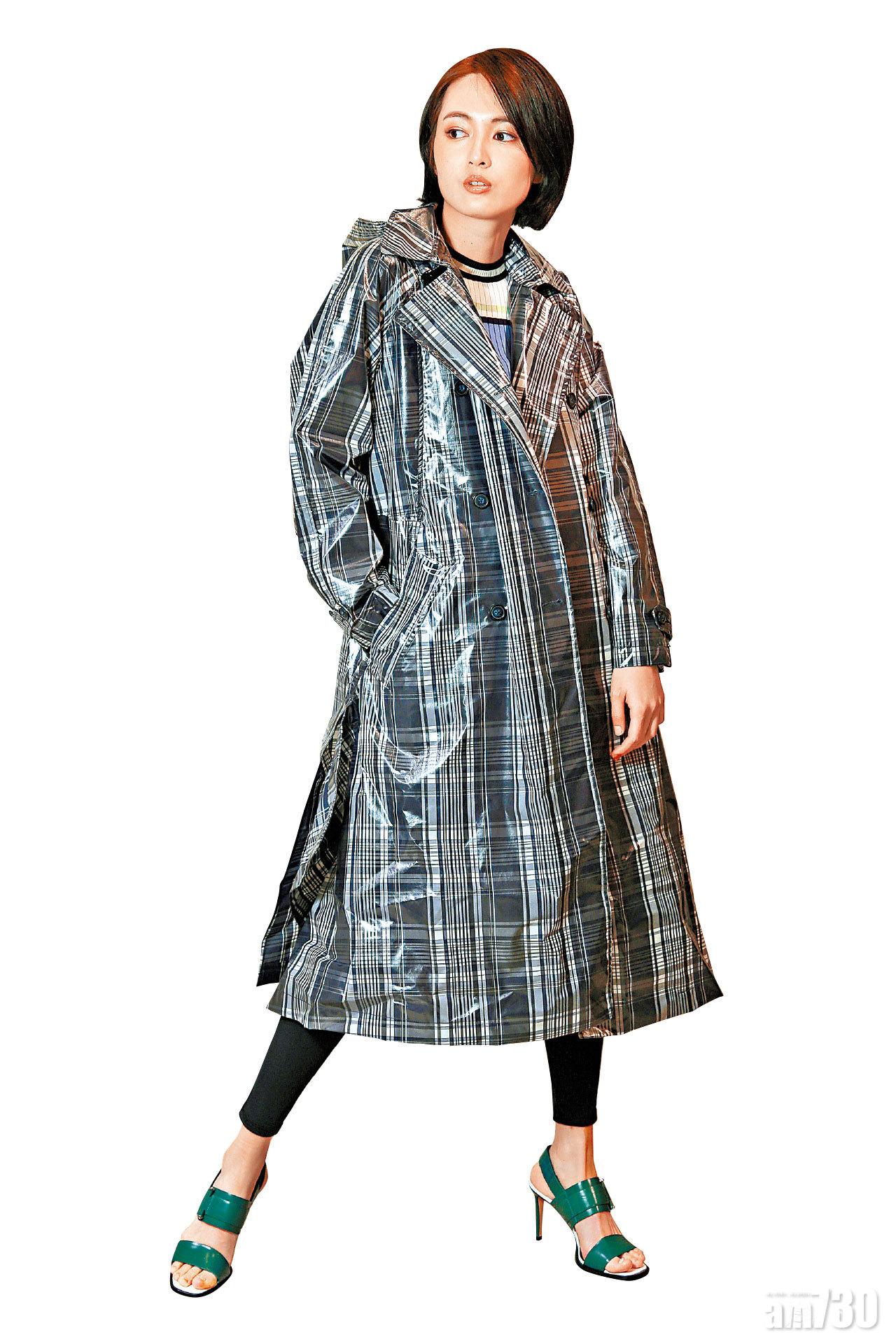 黑白格仔圖案
trench coat $7,980(F);
白藍色knit top $3,080(F);
黑色tight pants $1,580(F);
綠色皮革
toe high heels $4,980(F)