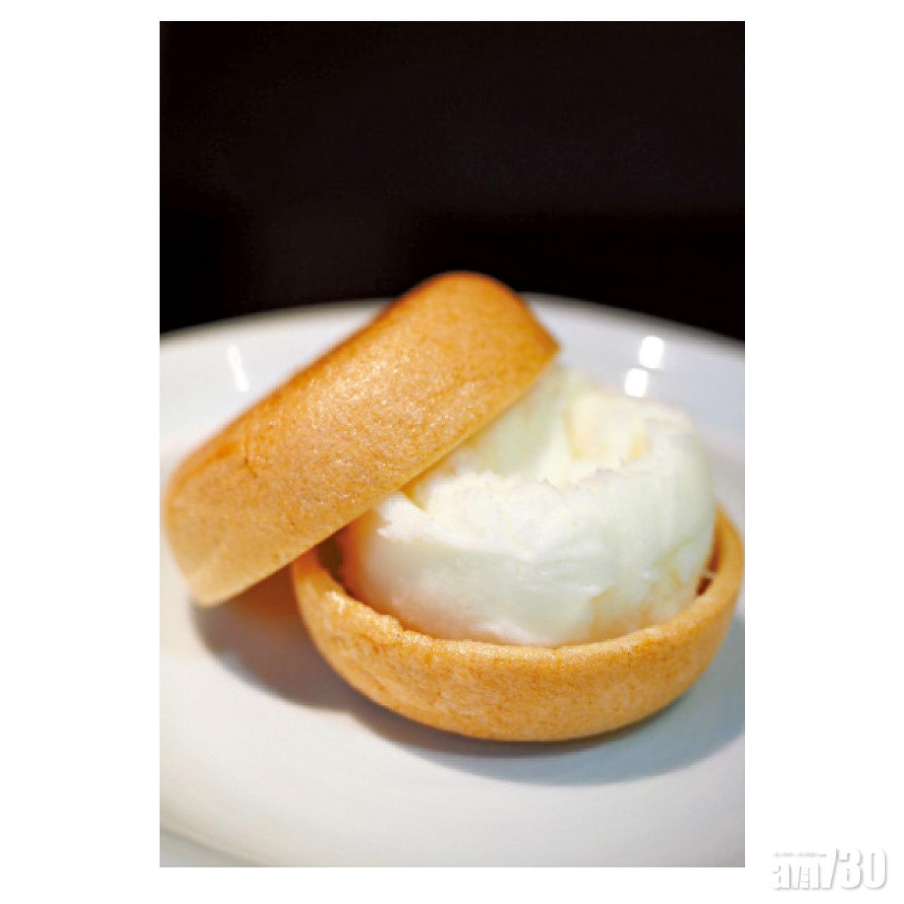 結尾的甜品,烤過的糯米餅焦脆,夾住輕盈的雪芭,鹹甜相夾。