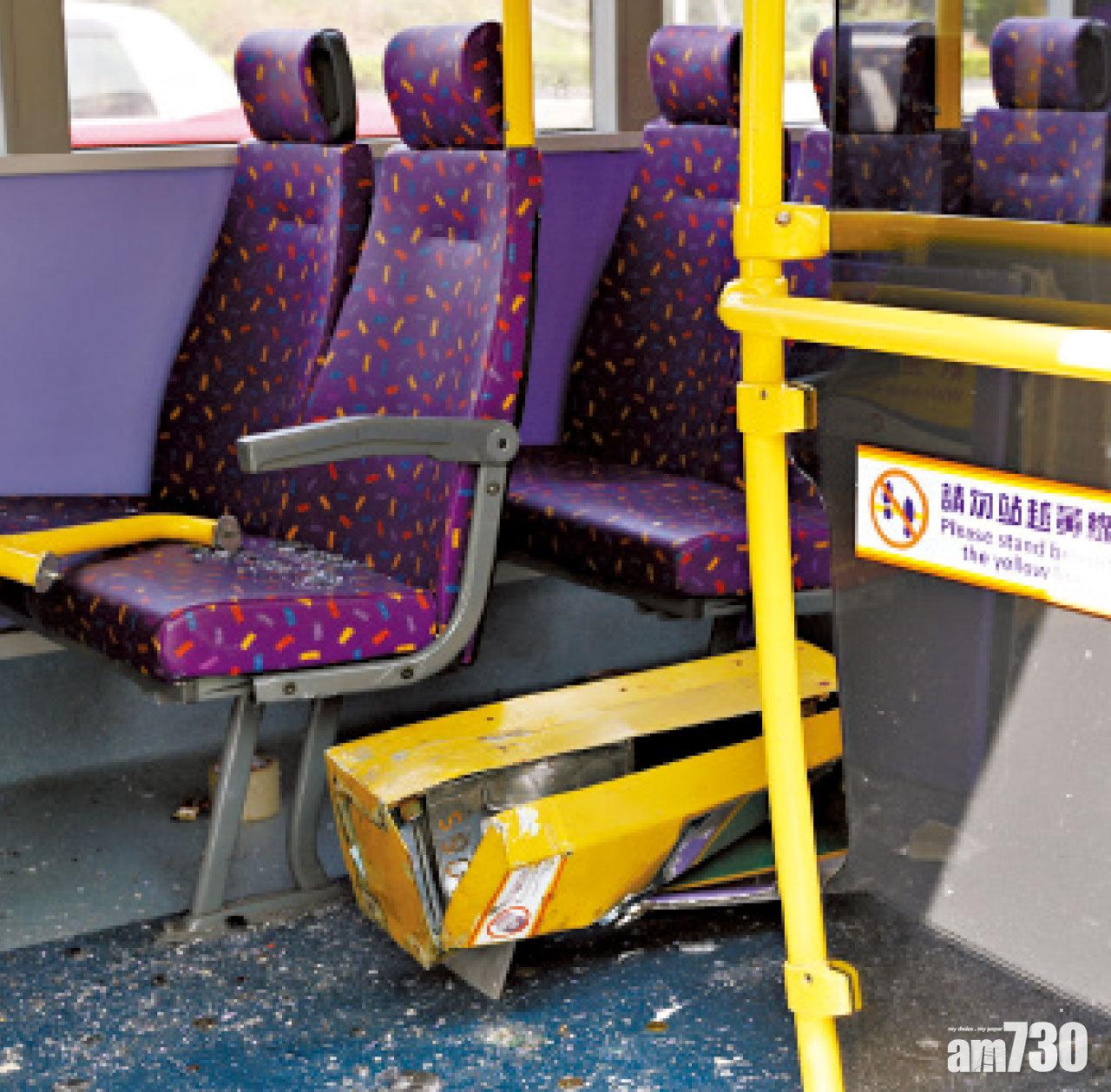 車內一片狼藉。