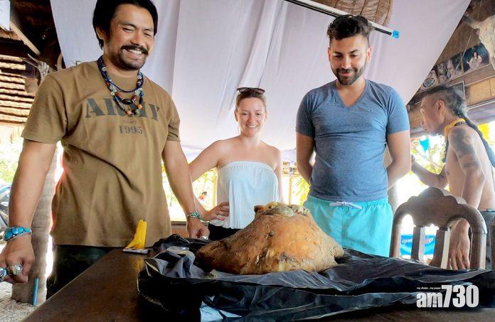 烏帕里(左)在海邊撿到價值不菲的「龍涎香」。(互聯網)