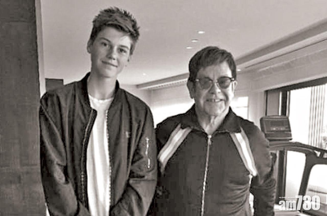 Elton John背書力薦,稱第一次聽見Ruel的歌聲,很難聯想到這麼低沉的歌聲,來自一位少年。