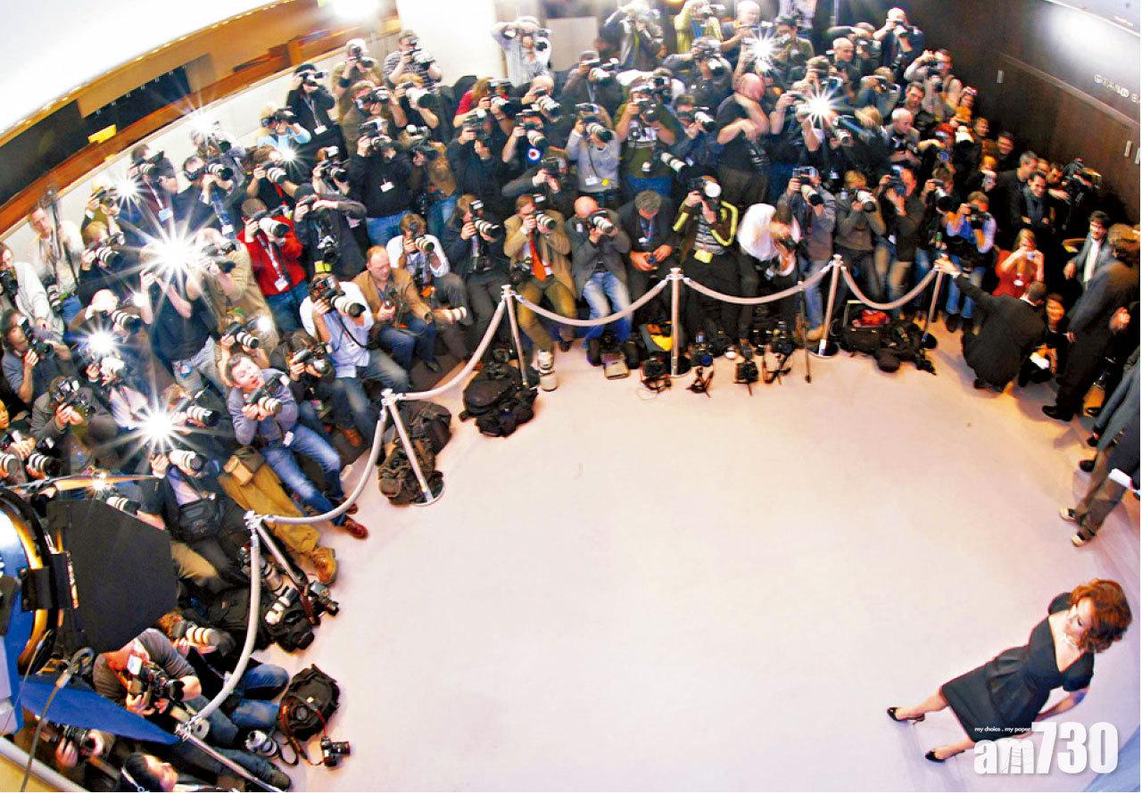 現在記者與藝人的關係,中間不止有段距離,還有一條欄柵阻隔,要知道兩者其實是唇齒相依、互惠互利。