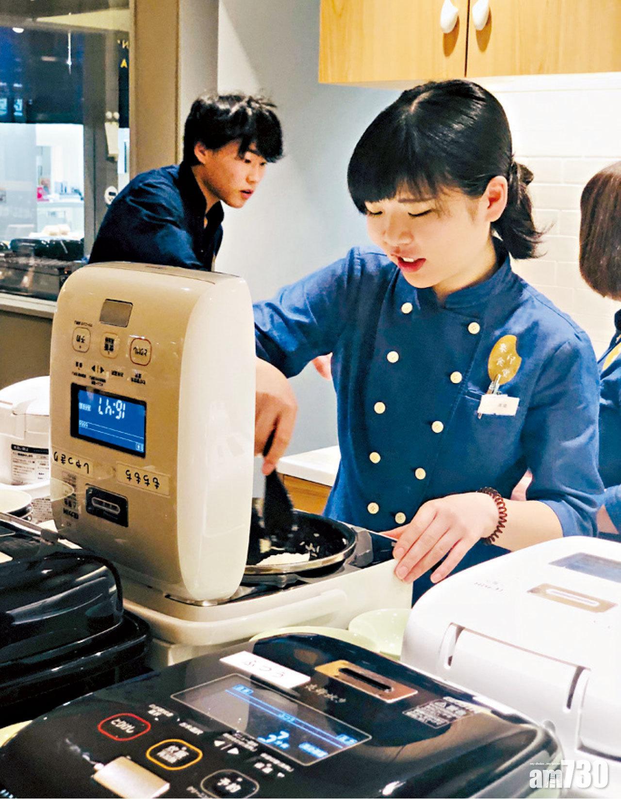象印食堂的電飯煲固然矜貴,員工制服也設計得很精美。
