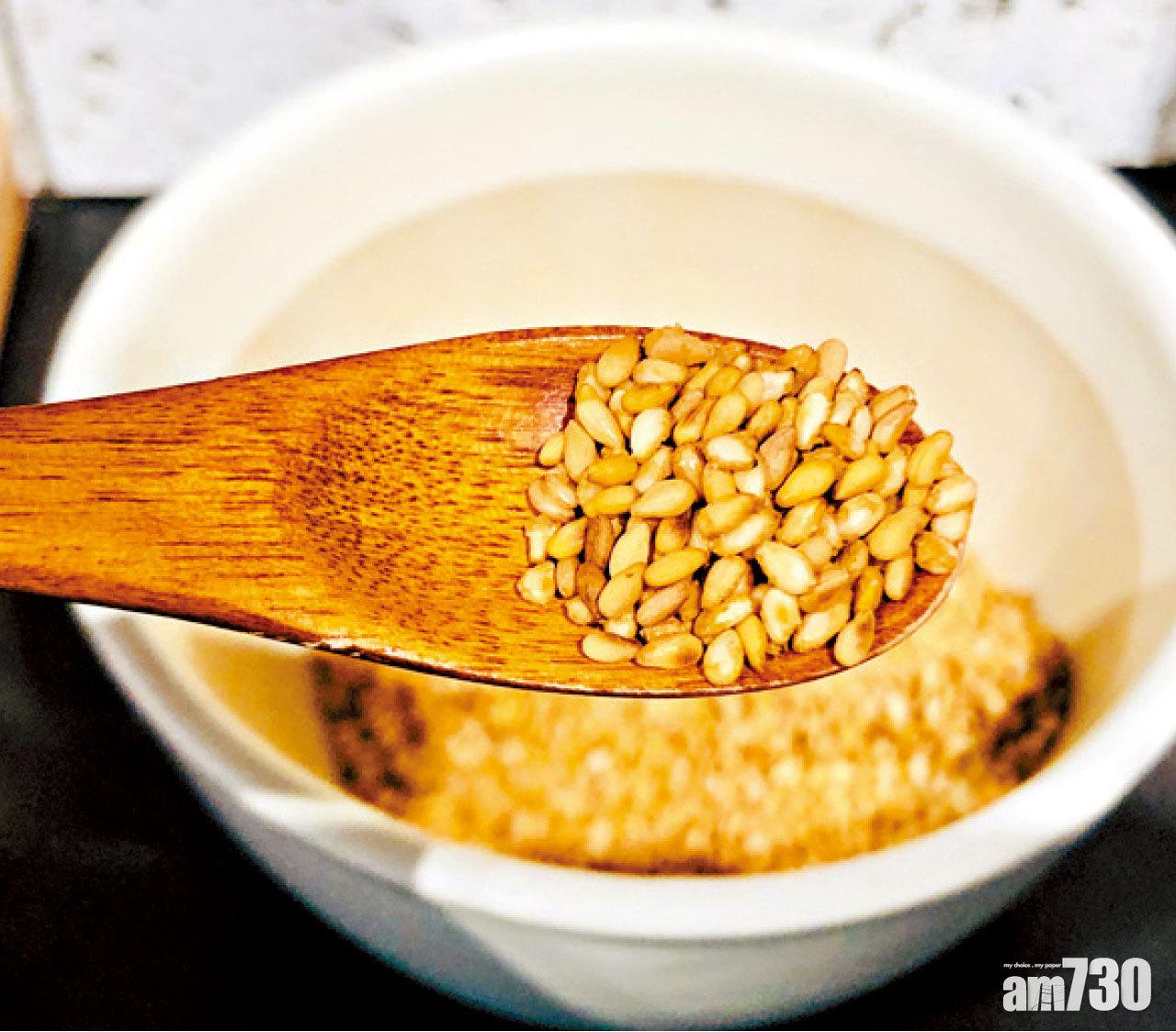 經過醬油烘焙的芝麻,佐以飯、粥或麵皆十分適合。