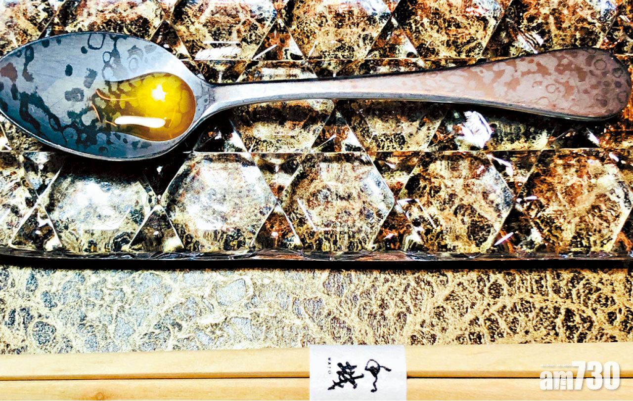 享用鐵板燒美食之前,先服一小羹匈牙利蜂蜜打開胃口兼幫助消化。