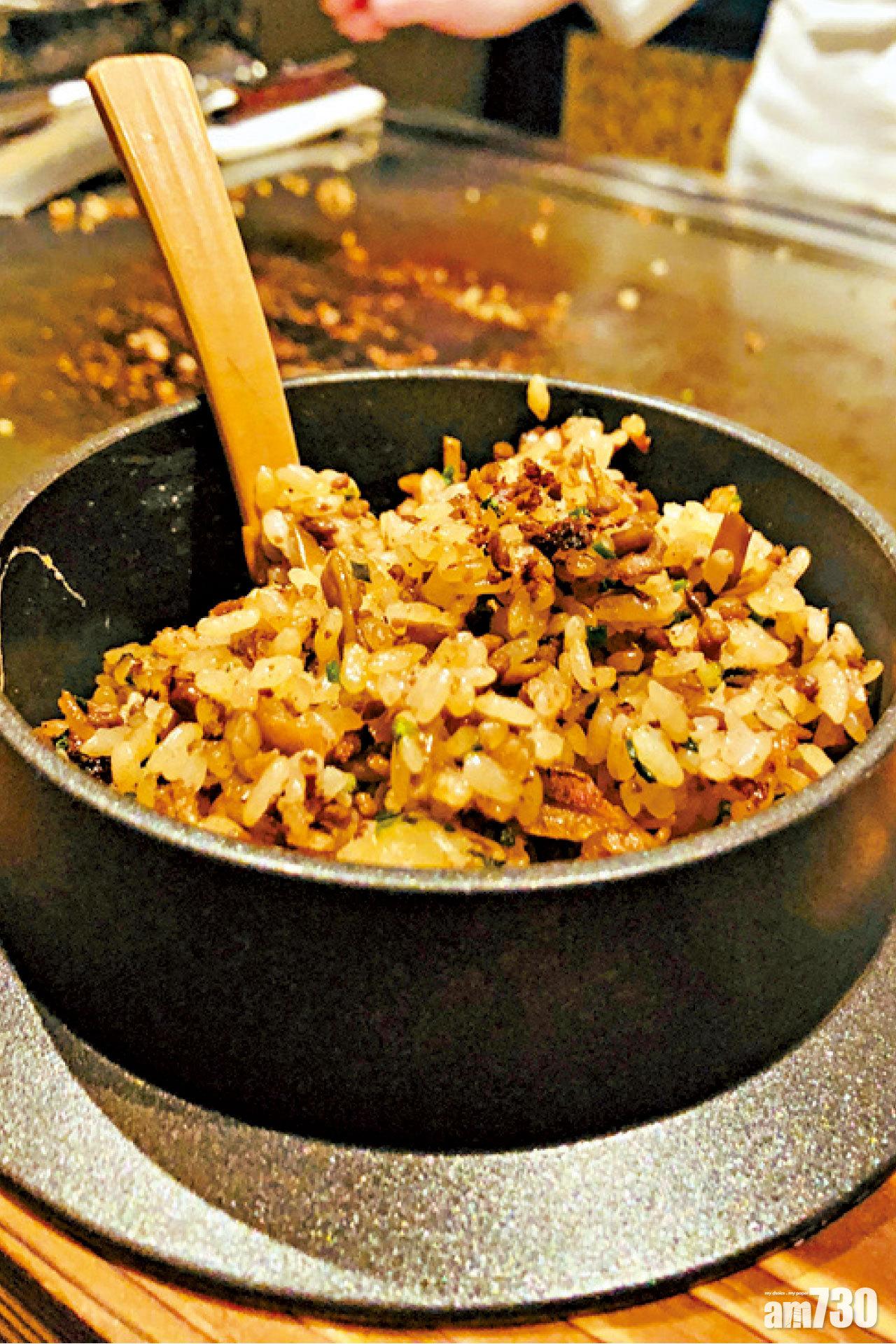 先煮成傳統釜飯,再以鐵板做成炒飯,可見廚師對烹調有多講究。