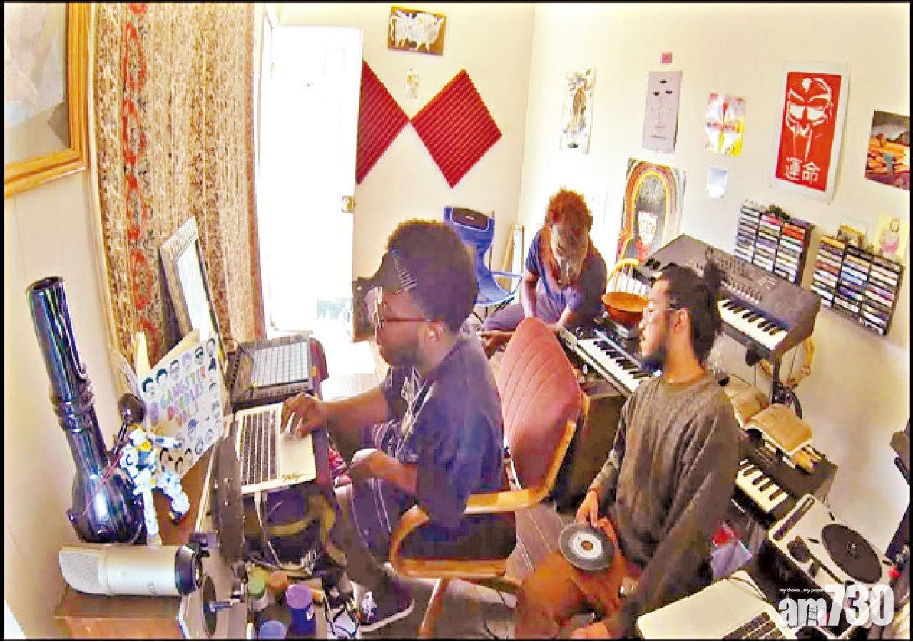 在《Breakfast with Ringgo》中,與Knxwledge即興Jam歌,雙方碰撞出精彩的創意火花。