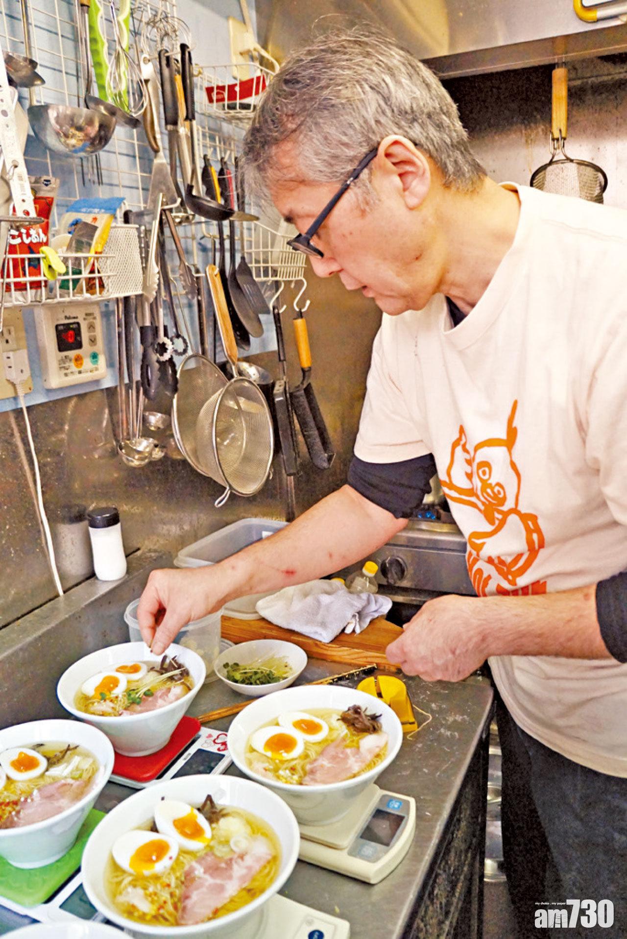 用秤量度配料很講究。