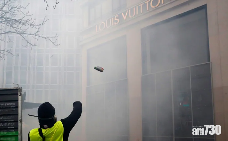 名店LV遭示威者擲雜物。