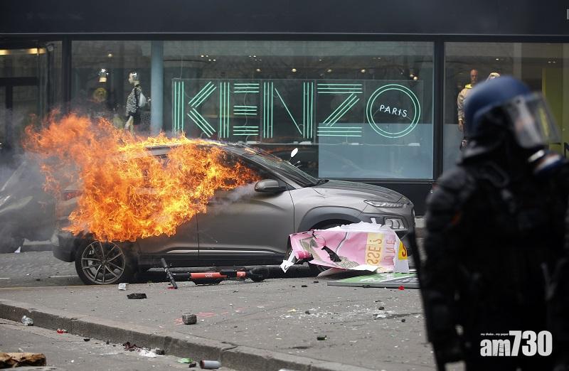 街上汽車遭放火焚燒。