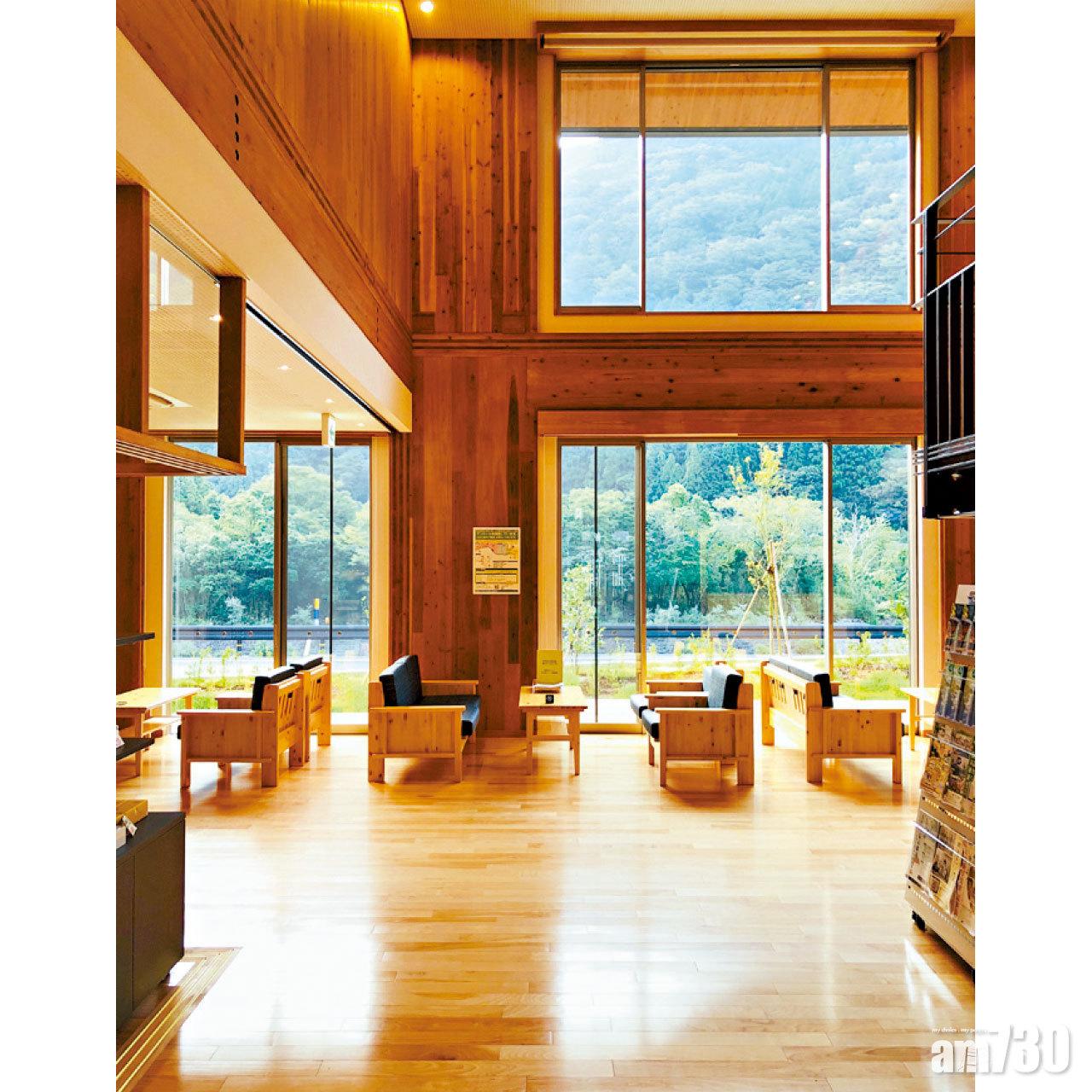 透過柚子之宿大堂的落地玻璃,可欣賞到河流和高山的景緻。