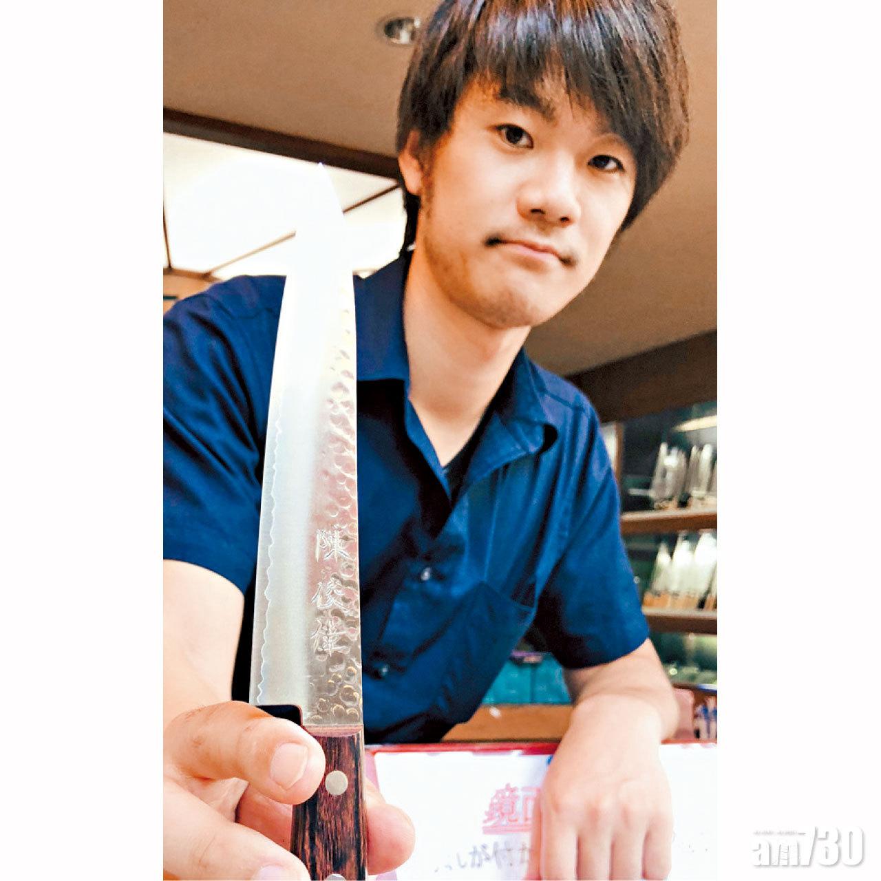 在土佐壼屋購買一把手製廚房刀,再加刻名字服務,只是港幣數百元。