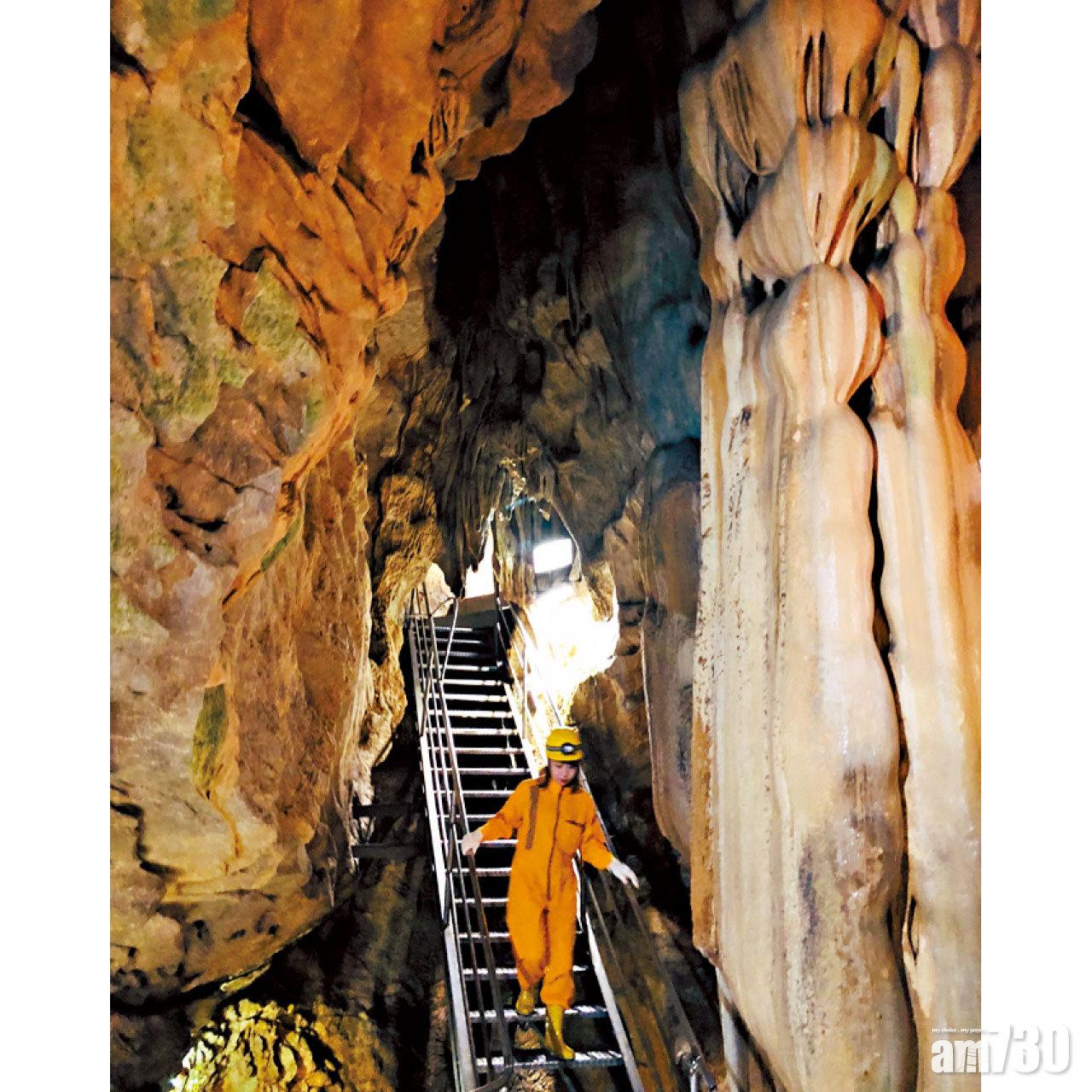 右方的名為天降石,高達11米,是龍河洞內最大的鐘乳石。