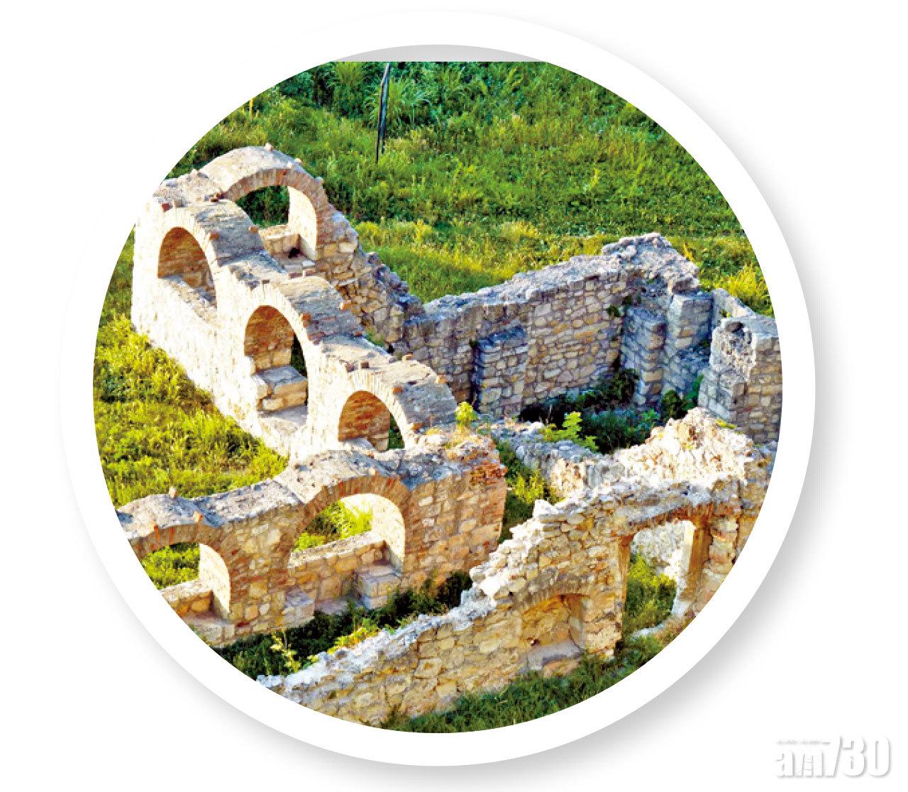 舊城堡遺跡,散落在公園各處。