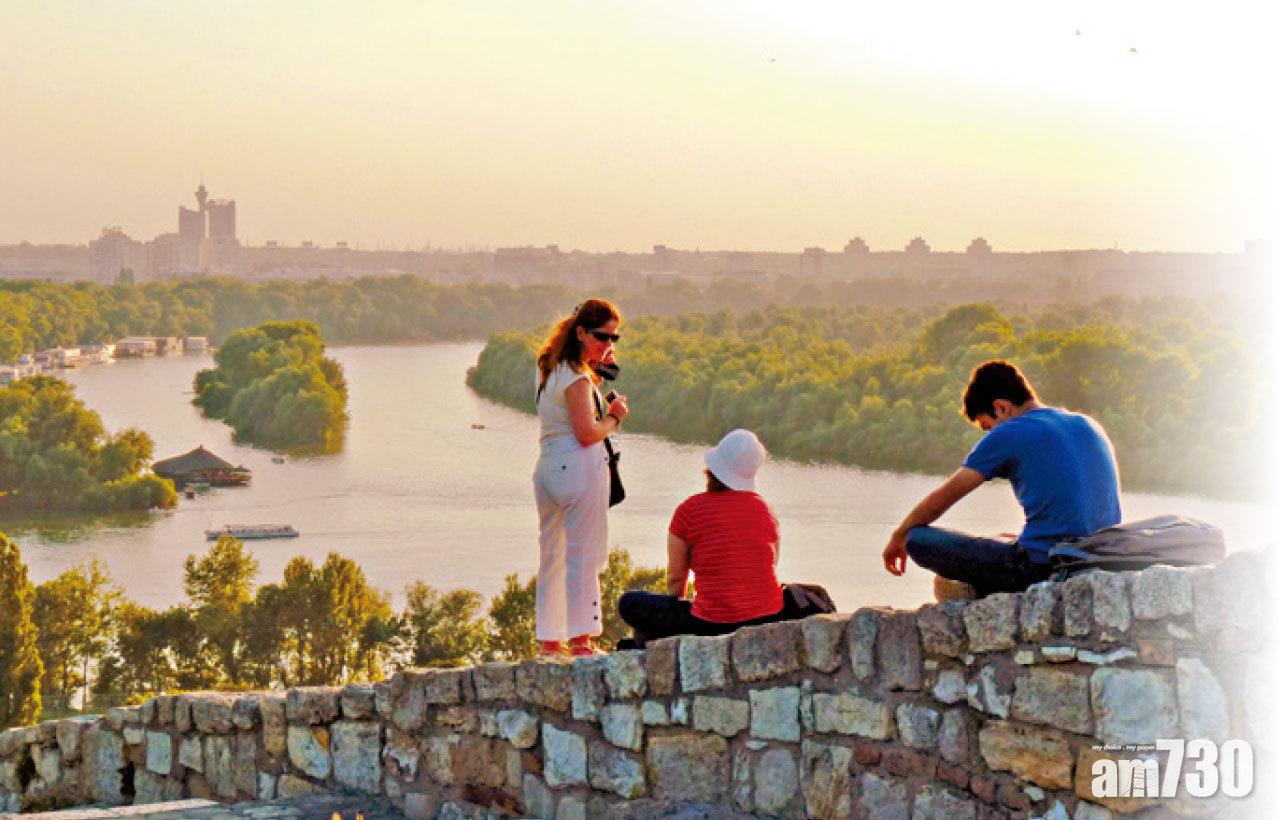 走到園內最高點,飽覽河岸風光。