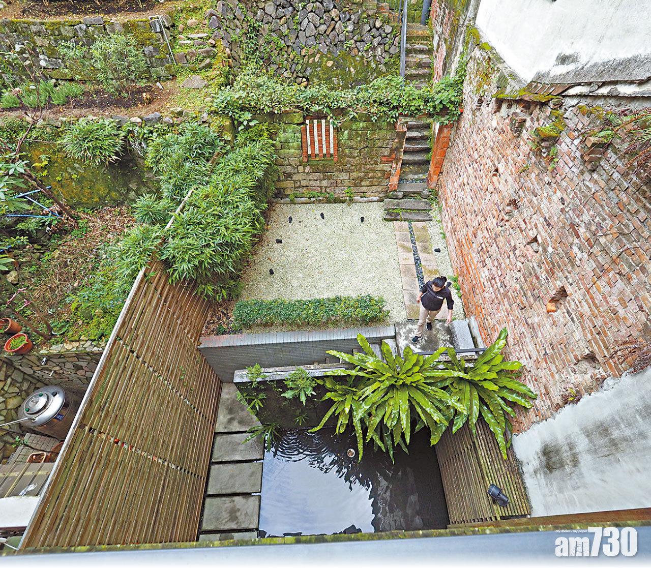 「阿原.淡水天光」附設水池庭院,特別保留一面百年古磚牆,充滿禪意。