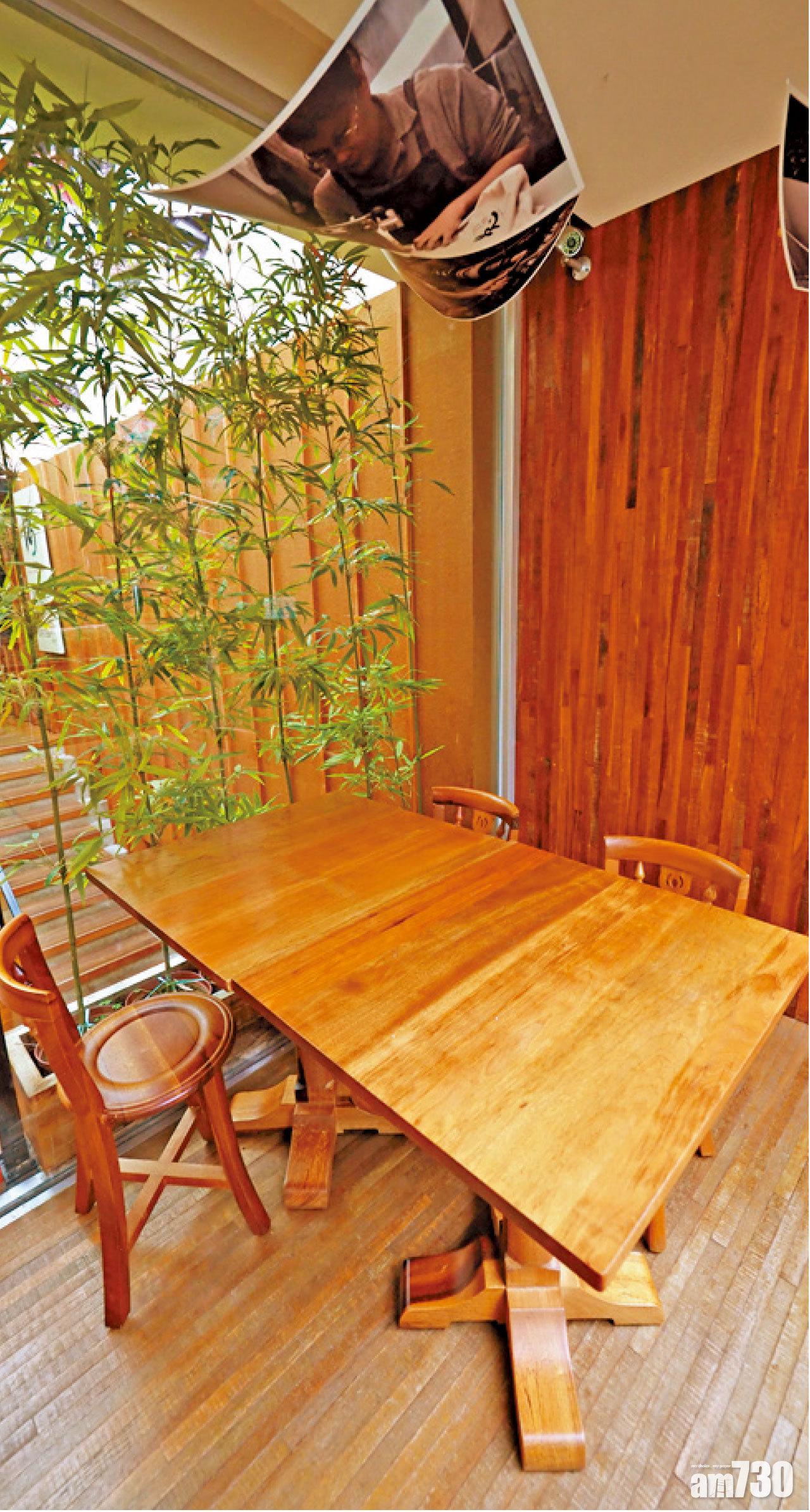 茶館牆面鋪滿回收的廢棄木材,配上花草植物,一室木香。