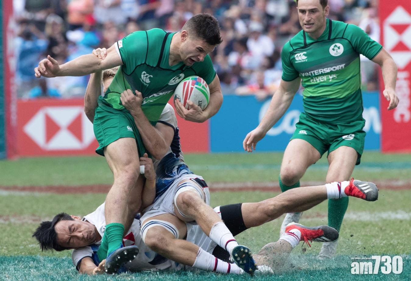 姚錦成(倒地者)攔截對手。(蘇文傑攝)