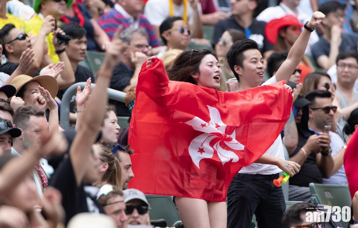 球迷為港隊打氣。(蘇文傑攝)
