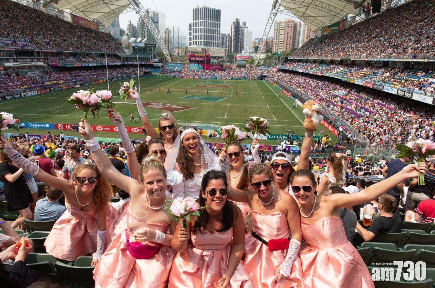 每屆七欖都少不了打扮鬼馬的球迷。(蘇文傑攝)