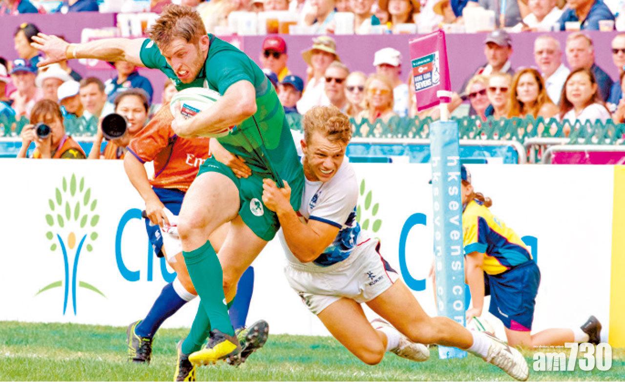 港隊(白衫)力阻愛爾蘭進襲。