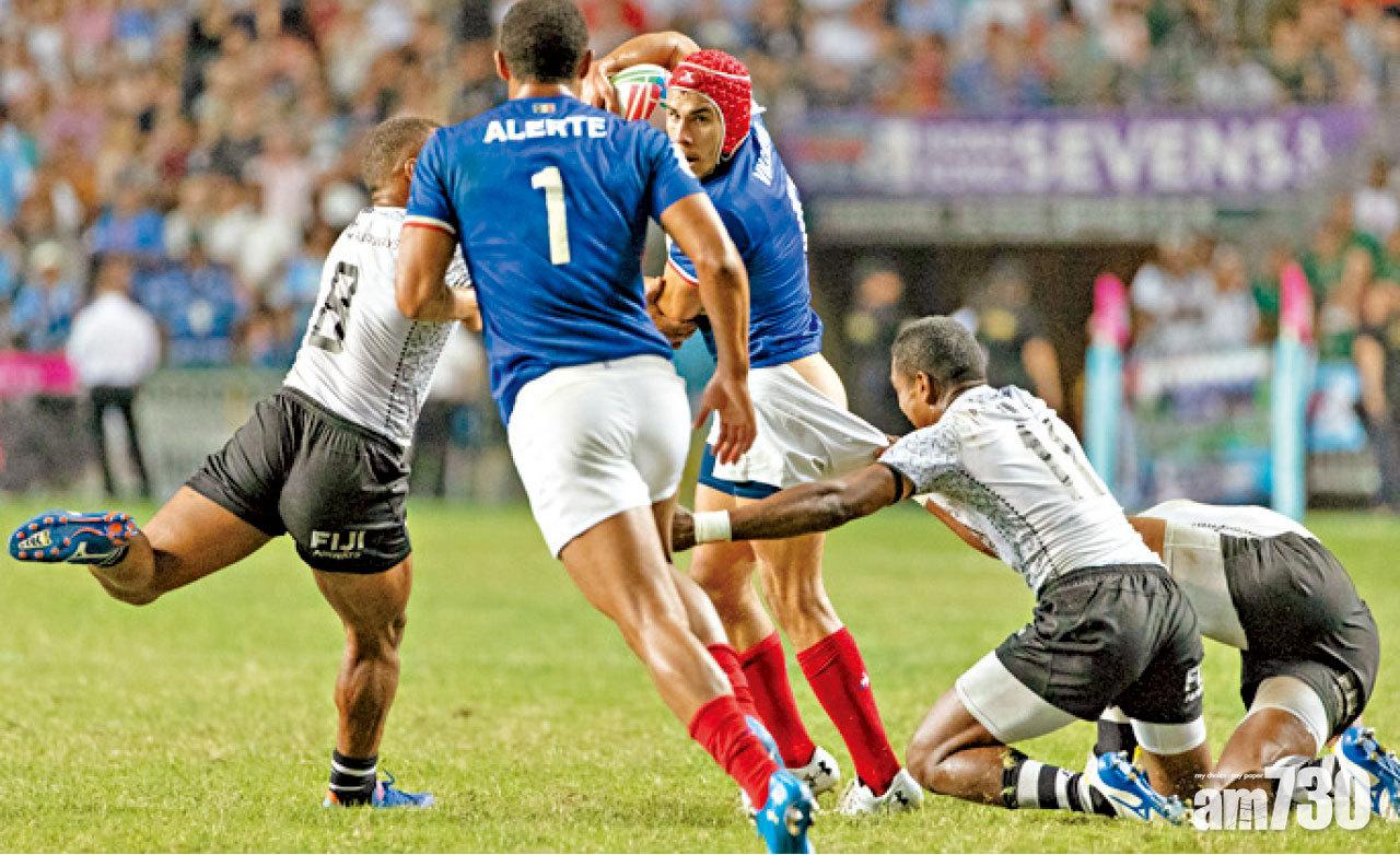 法國球員奮戰下「露股」。